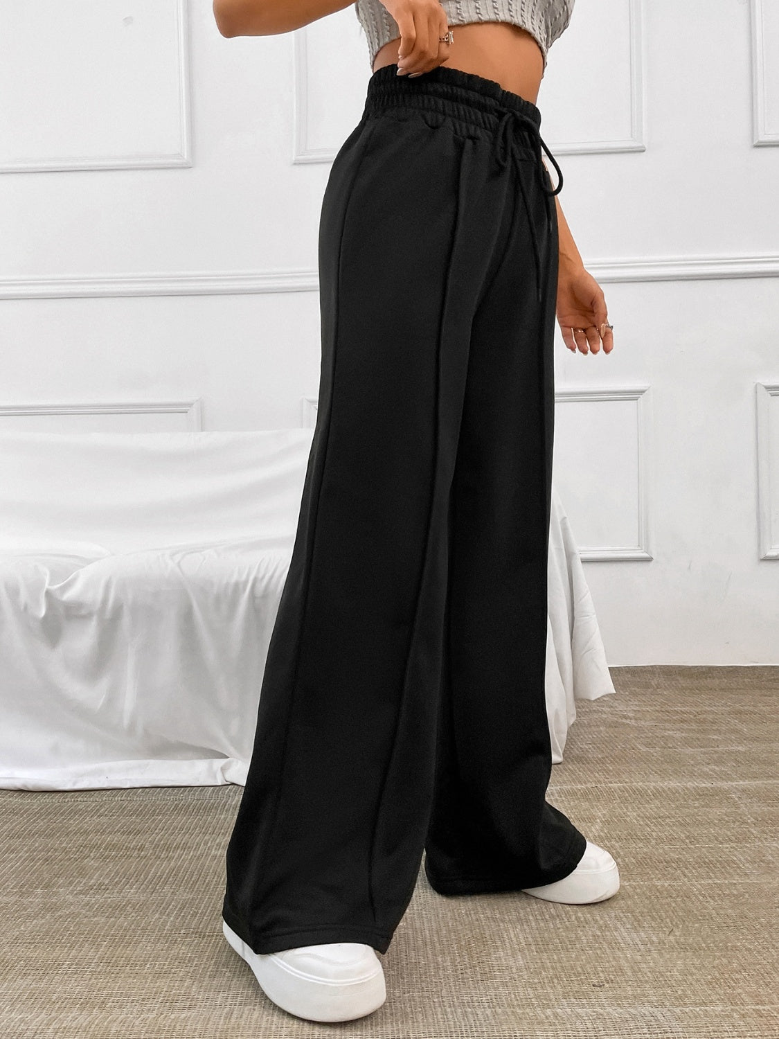 Pantalones anchos con cintura elástica y cordón de color miel