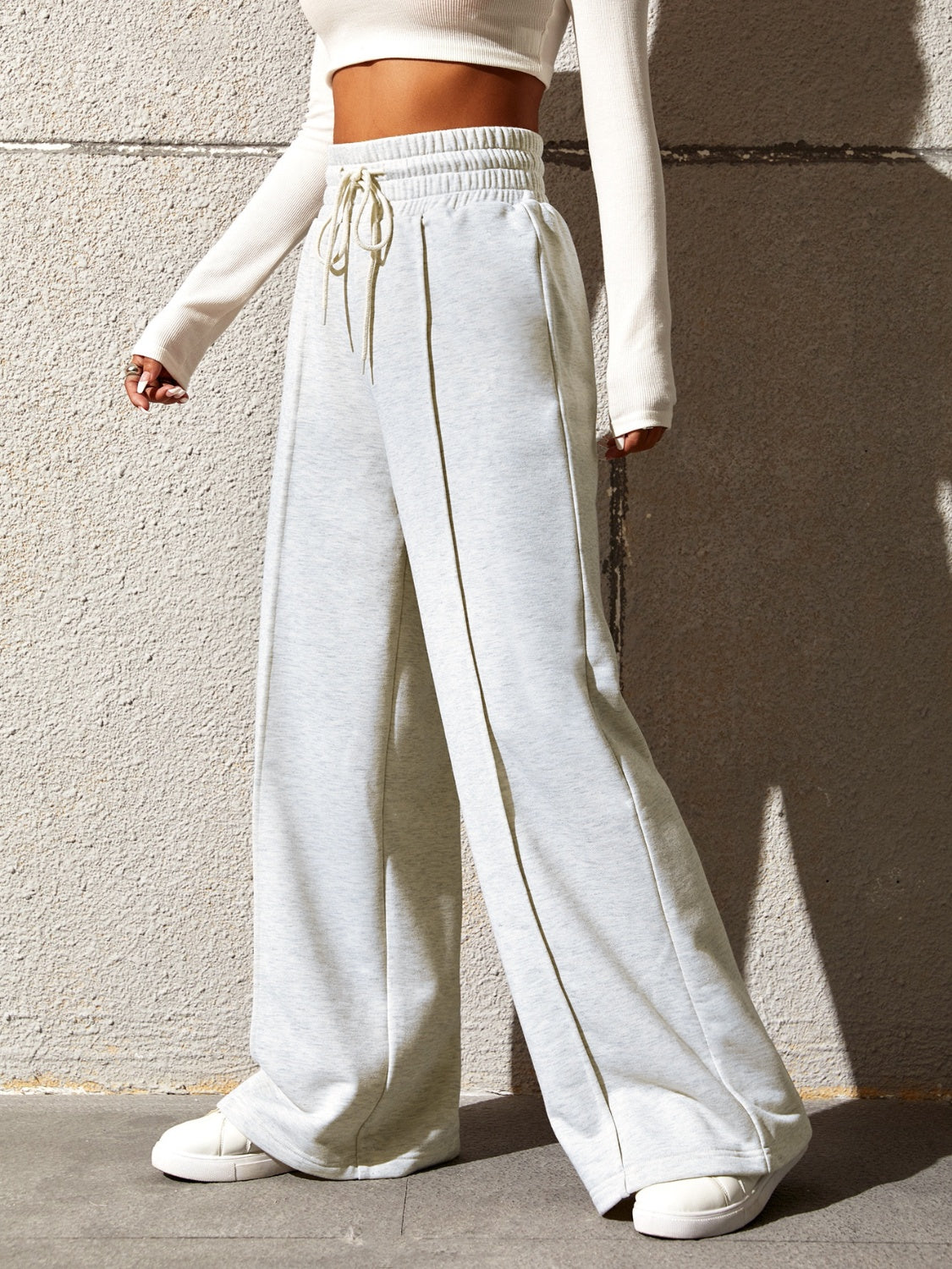 Pantalones anchos con cintura elástica y cordón de color miel