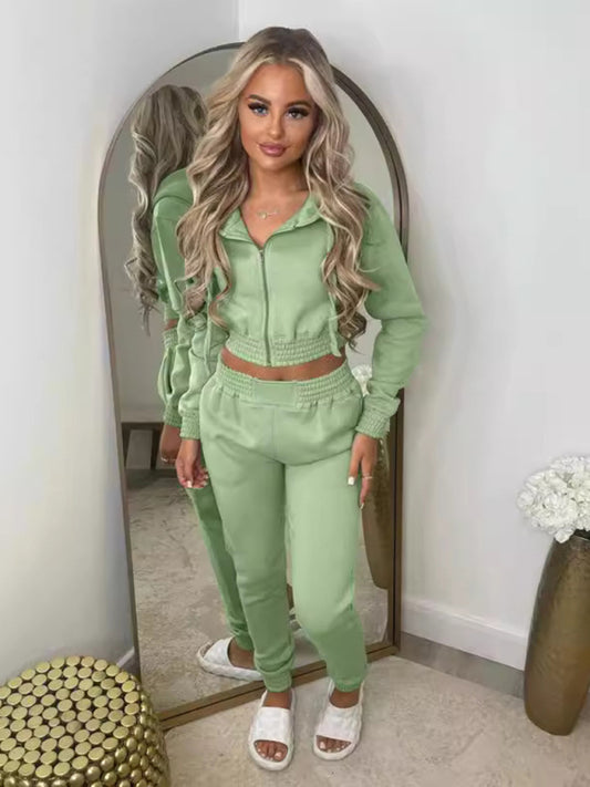 Conjunto de sudadera corta con capucha y pantalones deportivos